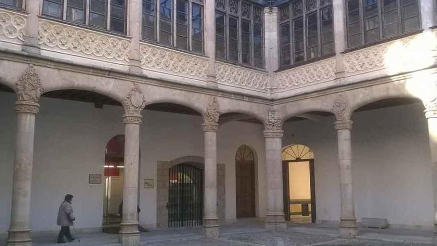 Una mujer abandona las instalaciones del palacio de los Condes de Requena, en el que será instalado un ascensor para salvar las barreras arquitectónicas de un edificio histórico que alberga distintos servicios. Foto