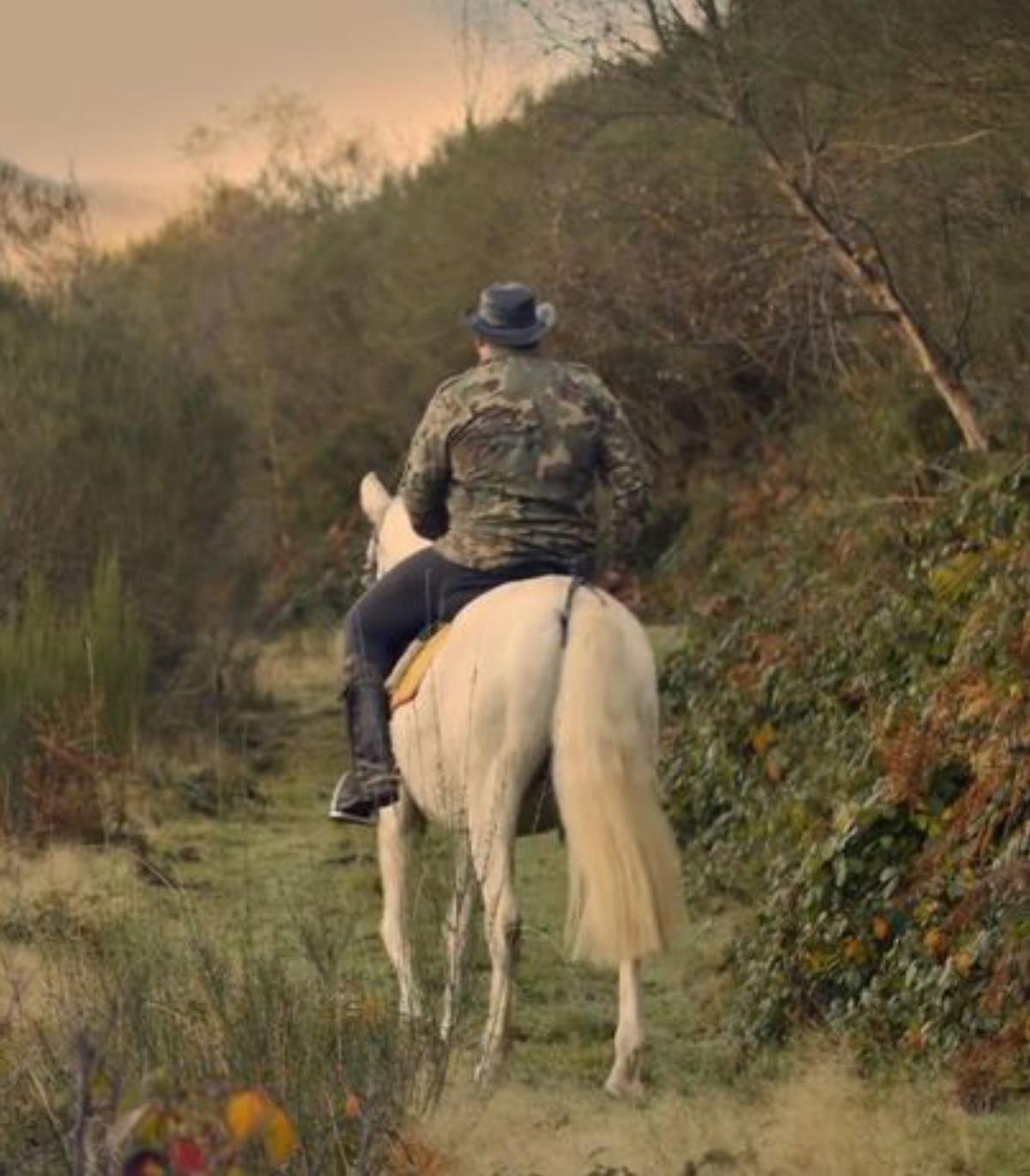 Sobre estas líneas, tres fotogramas de «Il Mulín» –con los vecinos  preparando su estrategia, recuperando el molino y uno de ellos  a caballo– y Álex Galán, abajo a la derecha. | Nunatak