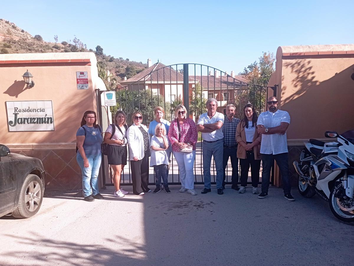 Vecinos de la plataforma contraria al centro de menores de Jarazmín, el lunes en la residencia de la tercera edad donde irían estas instalaciones.