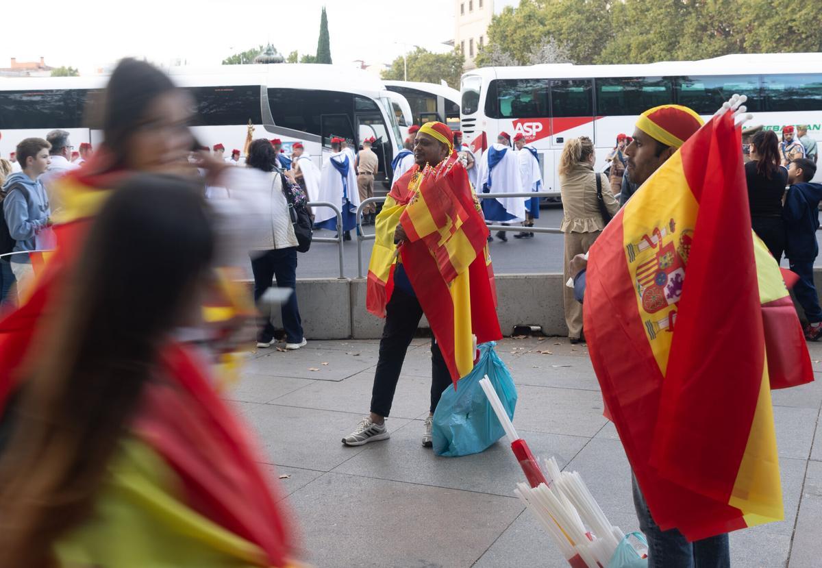 Público portando banderas de España antes del acto solemne de homenaje a la bandera nacional y desfile militar por el 12 de octubre, Día de la Hispanidad, en la Plaza de Cánovas del Castillo, a 12 de octubre de 2025, en Madrid (España). Los actos comienzan con el izado de bandera y van seguidos del homenaje a los que dieron la vida por el país. Posteriormente, comienzan los desfiles militares aéreos y terrestres. En total, 3.847 efectivos de las Fuerzas Armadas, las Fuerzas y Cuerpos de Seguridad del Estado y otras instituciones del Estado participarán en el desfile, junto a 229 caballos, 6 perros, 45 aviones y 29 helicópteros. 12 OCTUBRE 2025;DESFILE MILITAR;DÍA DE LA HISPANIDAD Eduardo Parra / Europa Press 12/10/2025. Eduardo Parra;