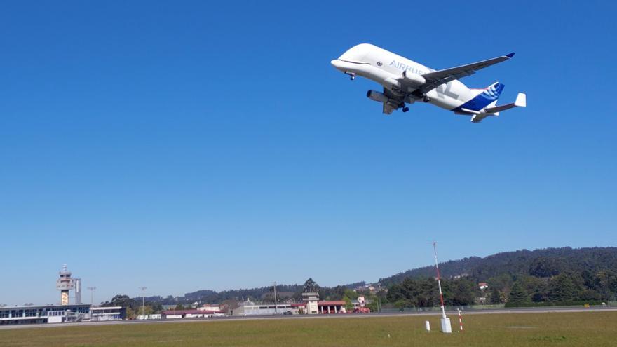 El Beluga XL de Airbus en el aeropuerto de Vigo.