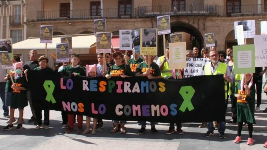 Los vecinos protestan en la Plaza de España por los cebaderos cercanos a sus viviendas.