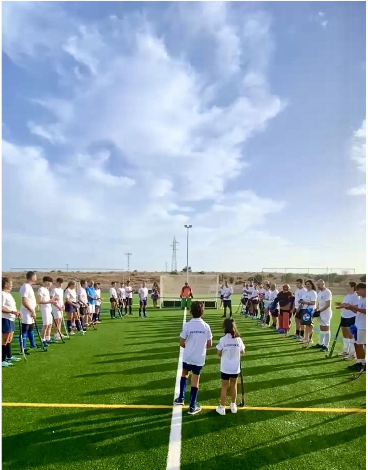 Dos jugadores infantiles cortaron la tradicional cinta como símbolo de inauguración, provocando los aplausos de los presentes.