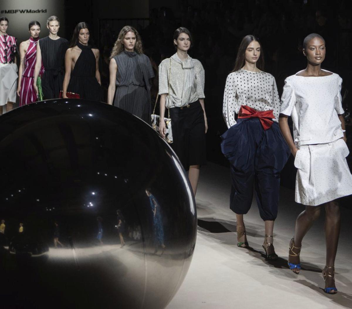 Prendas de la marca gallega Coosy con la firma de Miguel Palacio. | EFE