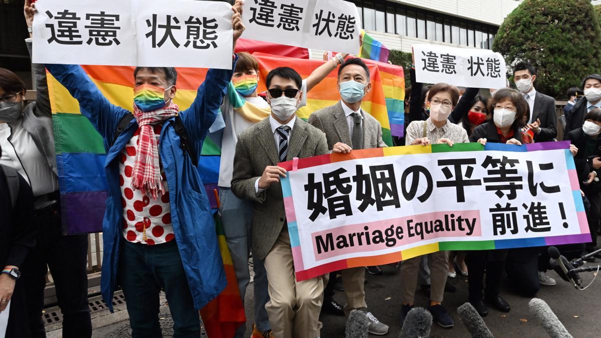 Los manifestantes a favor del matrimonio homosexual sostienen varias pancartas, entre ellas, en una se lee &quot;Avanzando hacia la igualdad matrimonial&quot;, ante el Tribunal de Distrito de Tokio en Tokio, Japón.