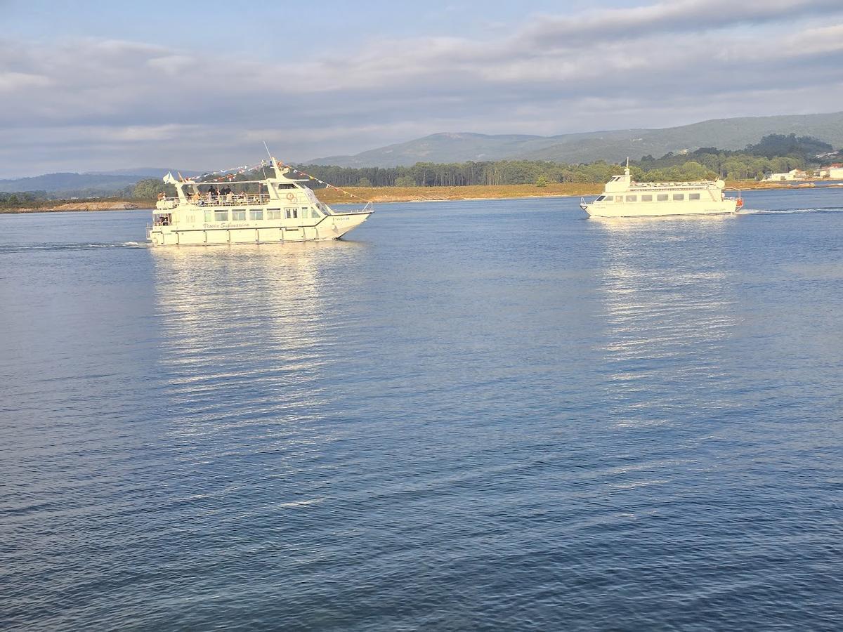 Dos catamaranes en aguas de A Toxa.
