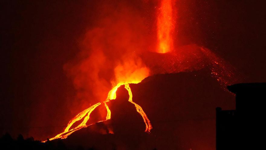 El llano en llamas por el volcán de La Palma desde Tajuya