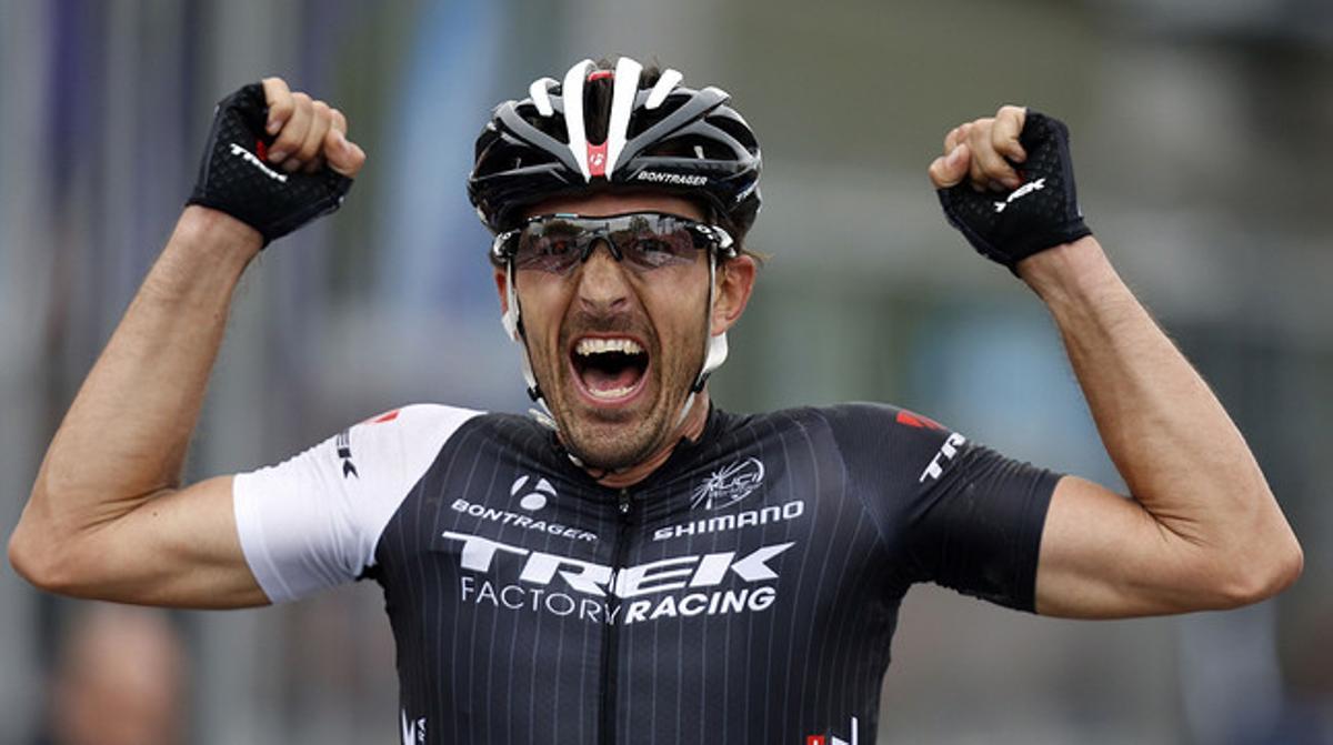 Fabian Cancellara, eufòric després de travessar la línia de meta a Oudenaarde i conquistar per tercera vegada la Volta a Flandes.