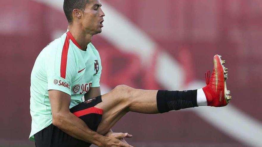 Cristiano Ronaldo, en el entrenamiento que la selección portuguesa realizó ayer en Kazan. // Mario Cruz