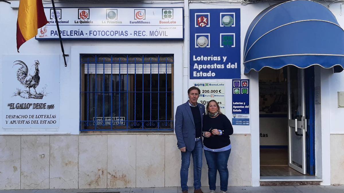 Responsables del despacho de lotería El Gallo, de La Carlota.