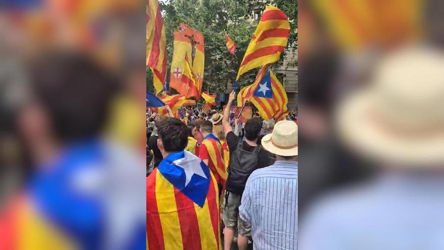 En la esquina de Rosselló con Sardenya, grupos de 