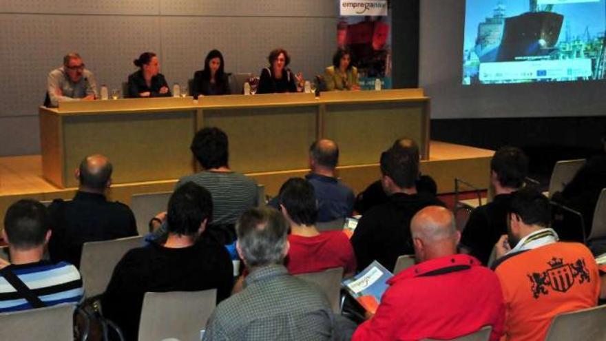 La primera toma de contacto con los desempleados del naval, ayer en el Auditorio.  // Iñaki Abella