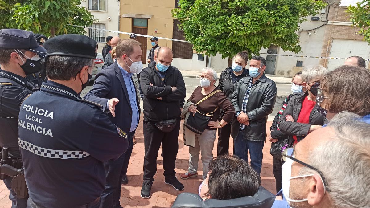 Aarón Cano y responsables policiales charlan con los vecinos de Orriols.