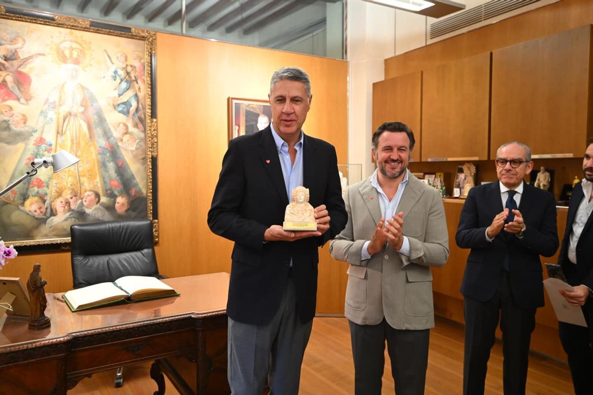 Albiol con Ruz tras recibir una miniatura de la Dama de Elche.