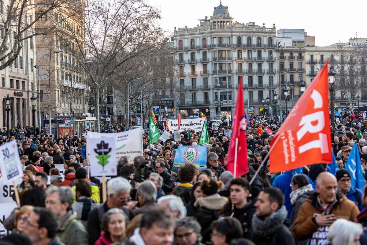 La manifestación contra el Hard Rock, la ampliación del aeropuerto y el Cuarto Cinturón corta el centro de Barcelona