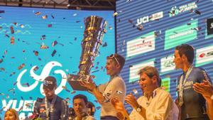 AME7934. SAN JUAN (ARGENTINA), 02/02/2020.- El ciclista belga Remco Evenepoel (c), ganador de la Vuelta a San Juan, celebra este domingo su triunfo junto al italiano Filippo Ganna (i), segundo en la general, y el español Óscar Sevilla (d), tercero, en San Juan (Argentina). Remco Evenepoel, ciclista belga del Deucennink-Quick Step, fue preguntado tras ganar la Vuelta a San Juan si se considera el Messi de la bicicleta, a lo que el corredor respondió que es solo Remco Evenepoel y el argentino es alguien demasiado famoso que no cree que pueda llegar a conocer. EFE/ Iaron Kolker