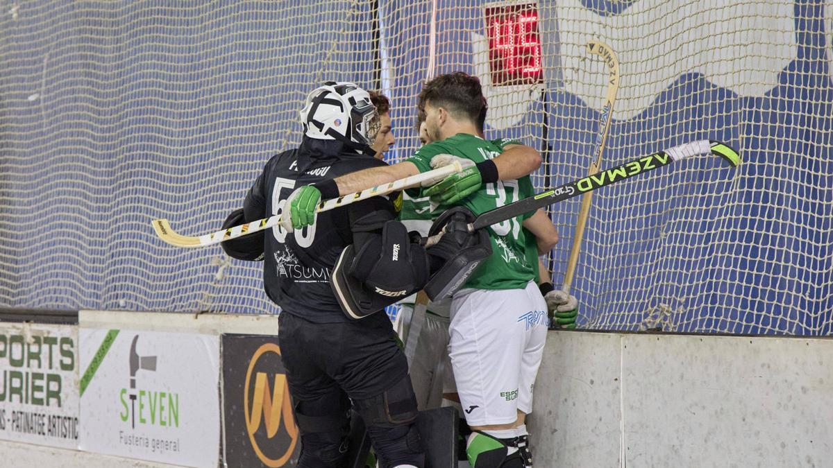 Els jugadors lloretencs, celebrant un gol.