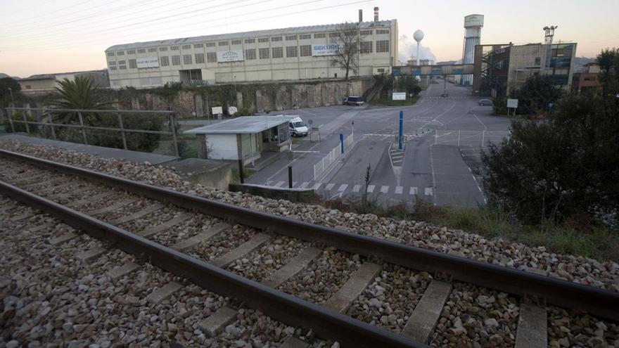 Instalaciones de Saint-Gobain, desde el apeadero de Feve. | R. S.