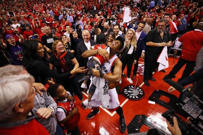 Kyle Lowry # 7 de los Toronto Raptors celebra con sus hijos Kameron y Karter después de derrotar a los Milwaukee Bucks 100-94 en las Finales de la Conferencia Este de la NBA en el Scotiabank Arena en Toronto. Canadá.