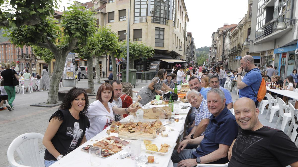 Así fue la primera comida en la calle de Laviana, en 2022