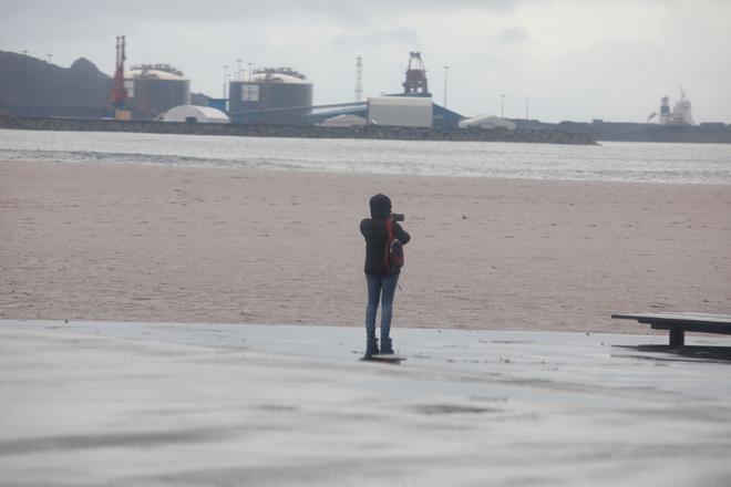 En imágenes: El temporal tiñe de blanco la playa de Poniente
