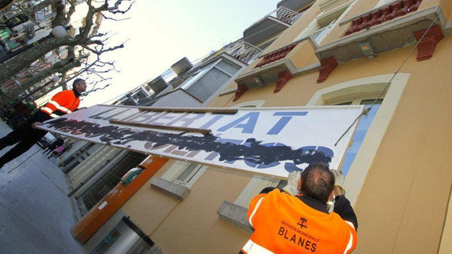 El govern de Blanes tornarà a penjar la pancarta dels presos