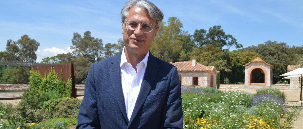 Lluís Tolosa en els jardins del nou celler de Peralada