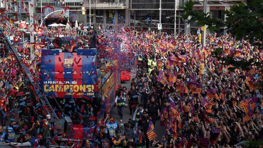 Arriba, el autobús del equipo catalán y abajo el más aclamado ayer, Andrés Iniesta.