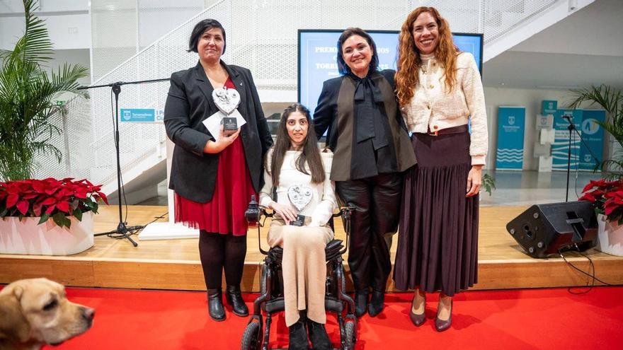La alcaldesa y galardonadas con los Premios Solidarios Ciudad de Torremolinos. | L.O.