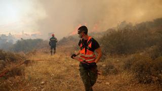 Los turistas huyen de los incendios forestales en la isla griega de Rodas