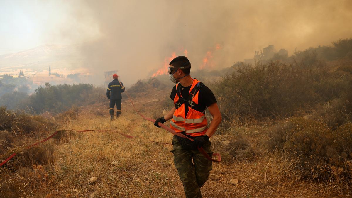 Incendio forestal cerca de Atenas, Grecia.