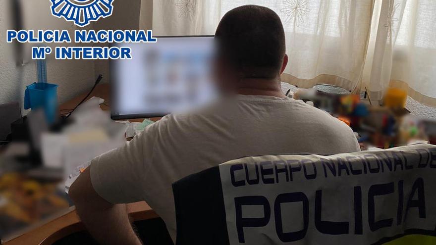 Un policía en el registro domiciliario en casa del detenido.