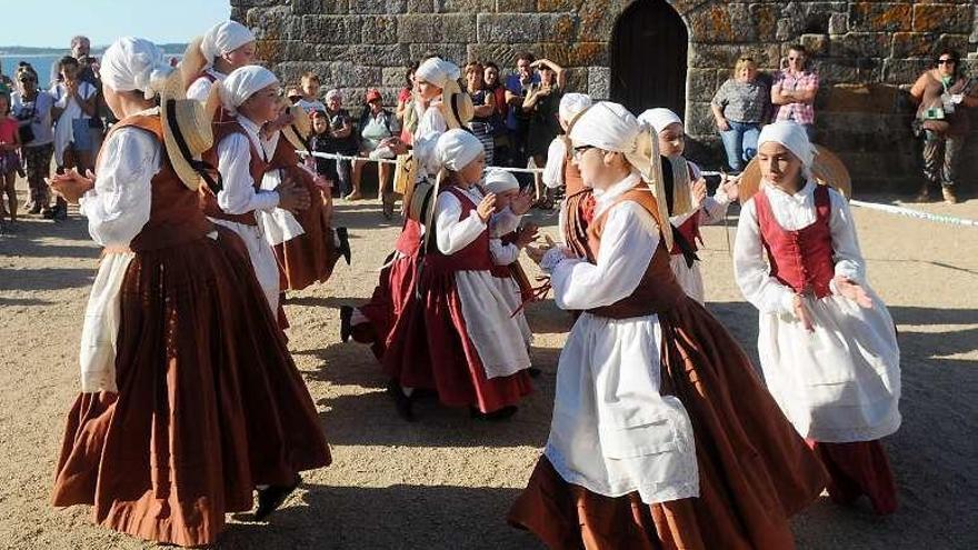 Baile de un grupo folclórico en el entorno de la ermita, ayer. // G.S.