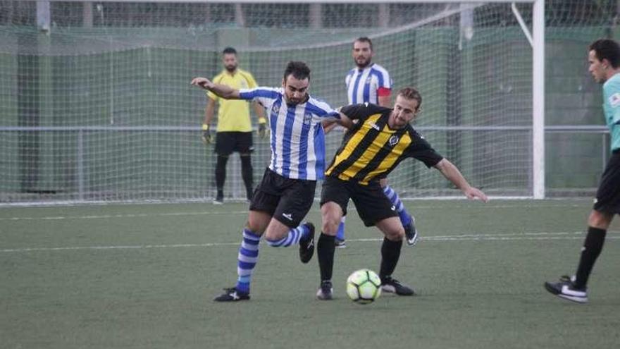 Dos futbolistas pugnan por un balón en el duelo de ayer. // S. Álvarez