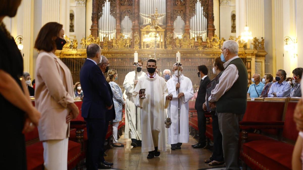 La Basílica del Pilar celebra el Corpus Christi con una misa y una pequeña procesión en las naves laterales