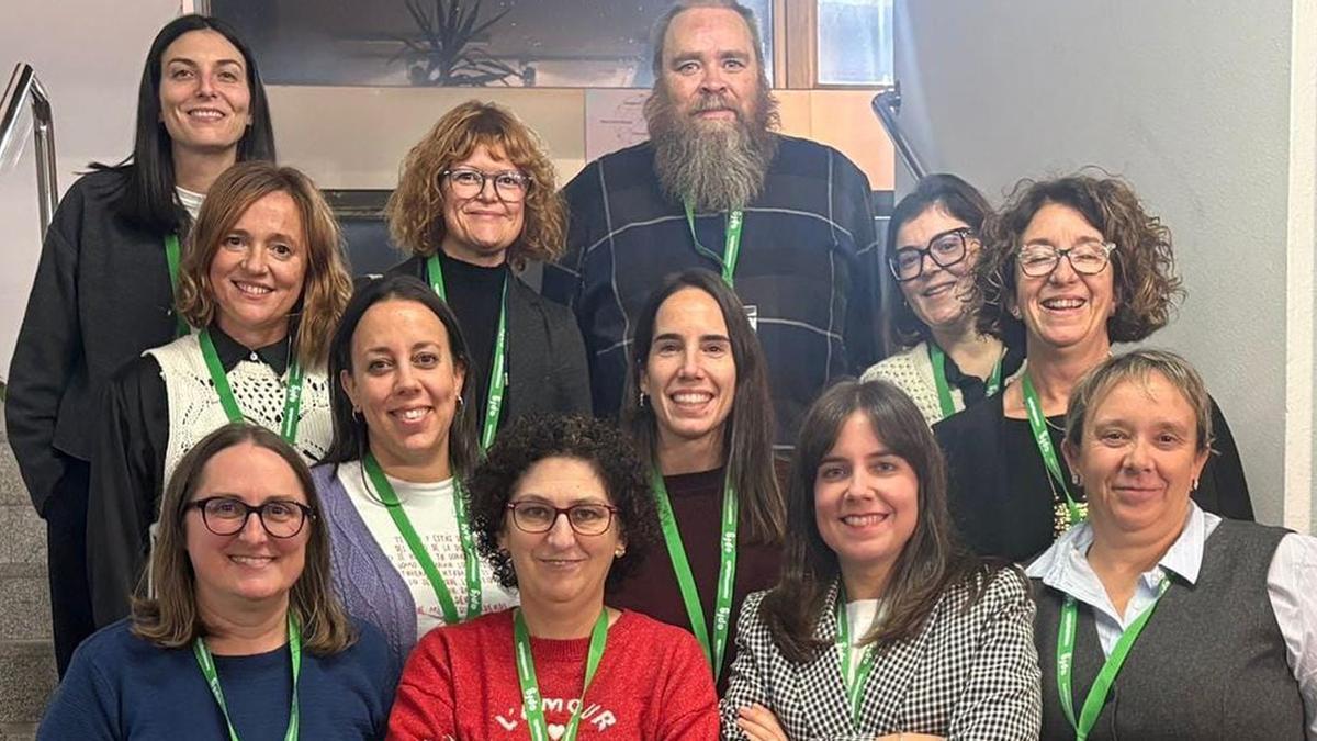 De izquierda a derecha empezando por arriba:  Yolanda Caamaño (vocal), Beatriz Sempere (vocal), José Luis Obelleiro (vocal), Clara Lozano (vocal), Magda Meczynska (tesorera) Laura Ferro (vocal), Ildara Pazo (vocal) María Benita García (vocal), Ana Lourido (secretaria), María José Carballo (vocal), Alejandra Alonso (Presidenta) y Mercedes Noya (Vicepresidenta)