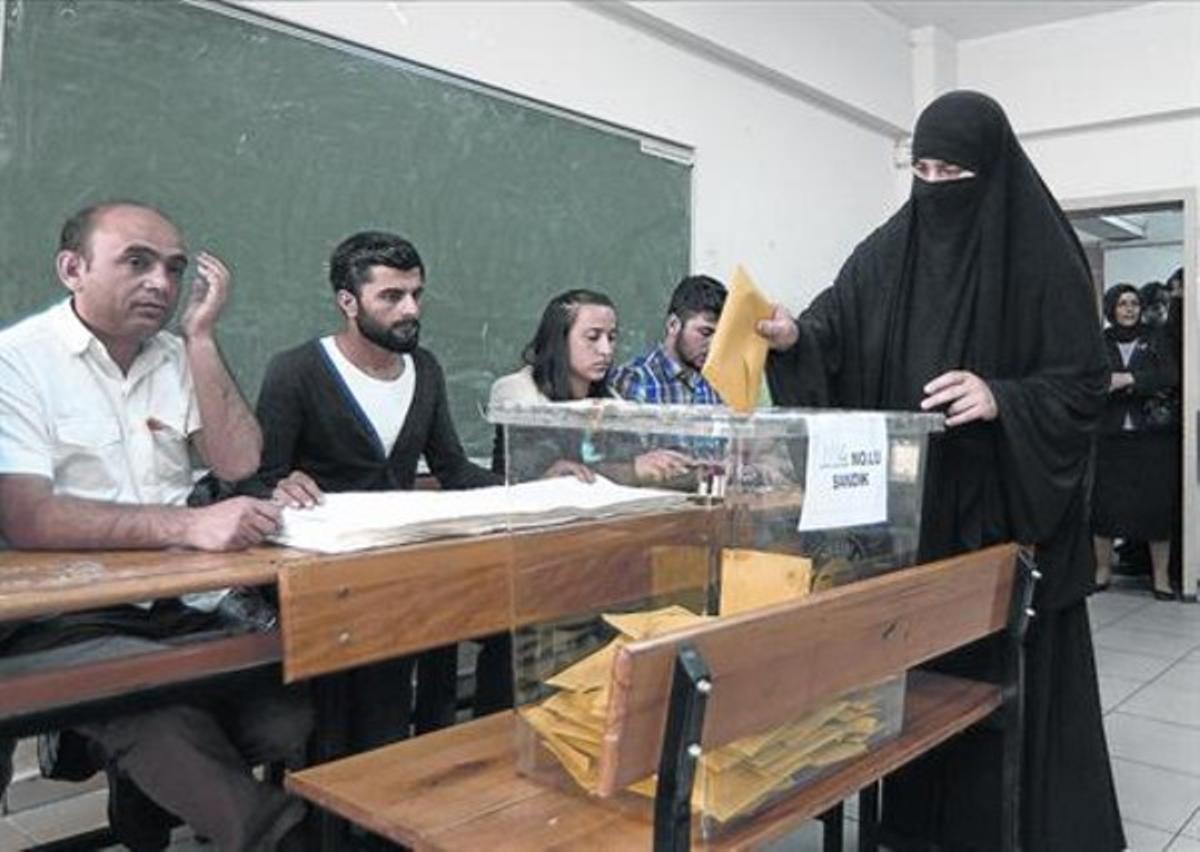 Al col·legi electoral 8 Una dona amb burca diposita el seu vot a Istanbul, ahir. Al col·legi electoral 8 Una dona amb burca diposita el seu vot a Istanbul, ahir.