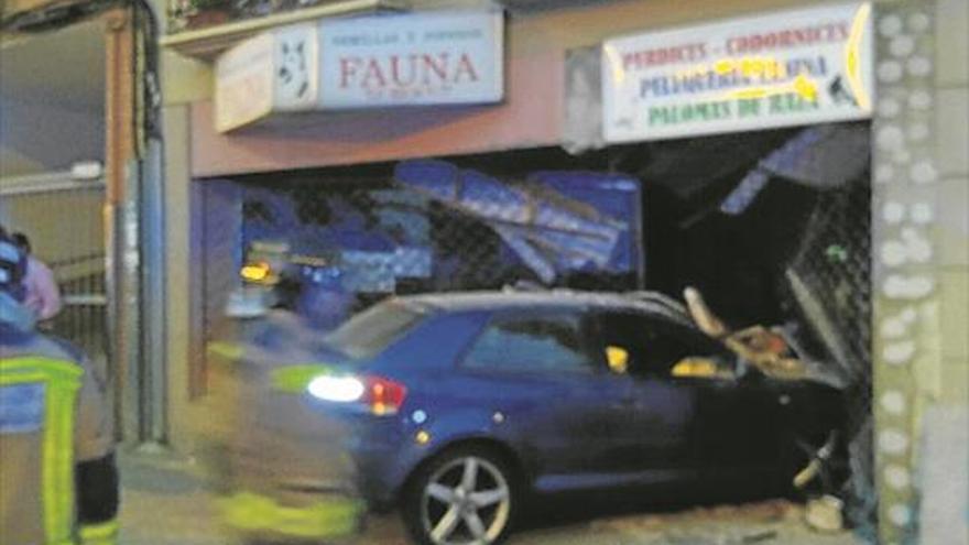 Un vehículo se empotra contra una tienda de animales en Badajoz