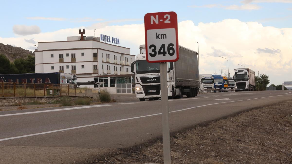 Tráfico de camiones por la N-2 a la altura del hotel restaurante Pepa, en Villafranca de Ebro.