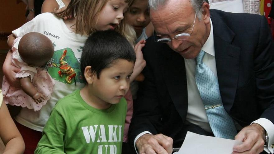 El presidente de La Caixa y de la Obra Social, Isidro Fainé, con niños.