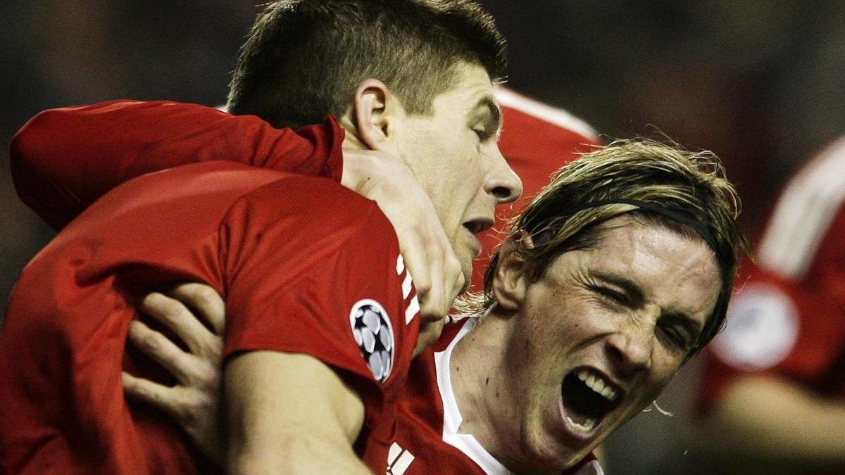 Fernando Torres abraza a Steven Gerrard, celebrando el gol del inglés ante el Real Madrid en la Champions League (2009)