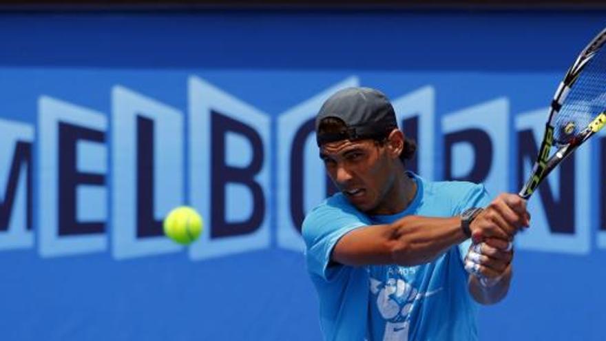 Nadal se entrena en Melbourne.