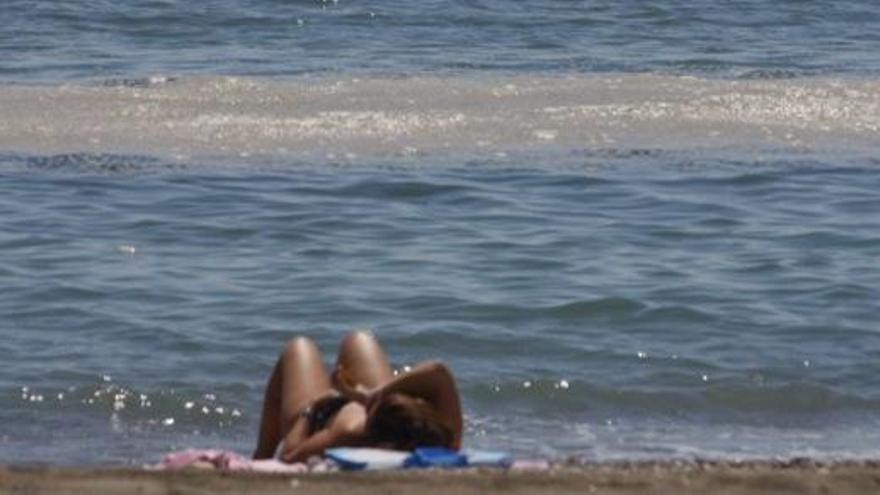 Las playas del litoral malagueño suspenden cada verano al presentar una evidente suciedad en la zona de baño.