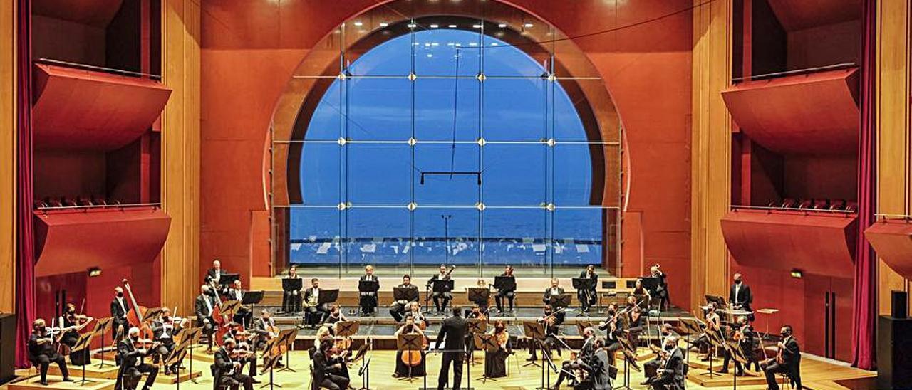 La Orquesta Filarmónica de Gran Canaria, dirigida por Karel Mark Chichon. | |