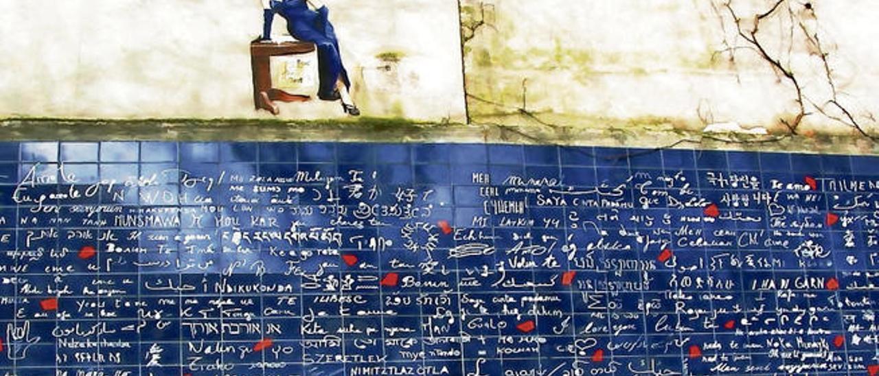 Emblemático monumento diseñado por Fréderic Baron, con la voz &quot;Te quiero&quot;, en 400 idiomas, en la plaza de Abbesses en París.