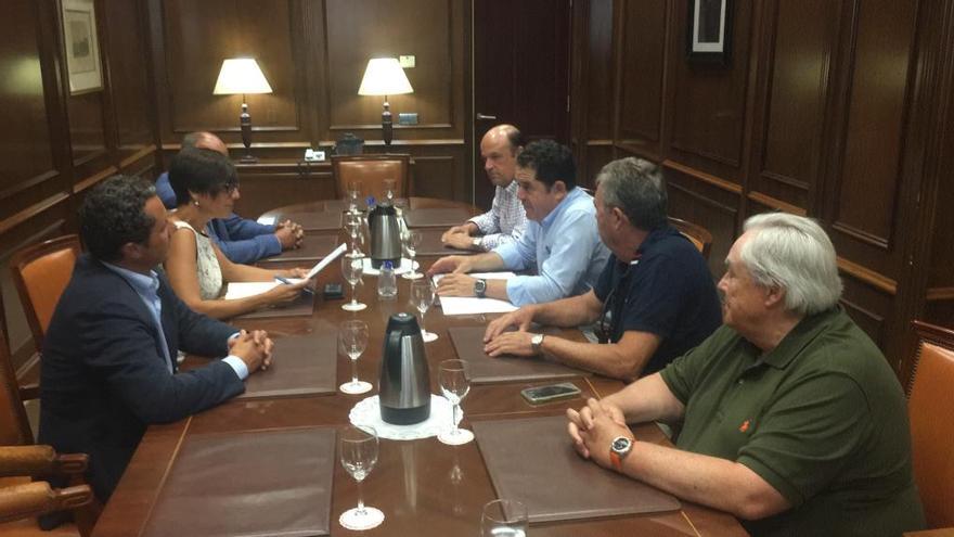 Imagen de la reunión de ayer entre ASAJA y María Gámez.