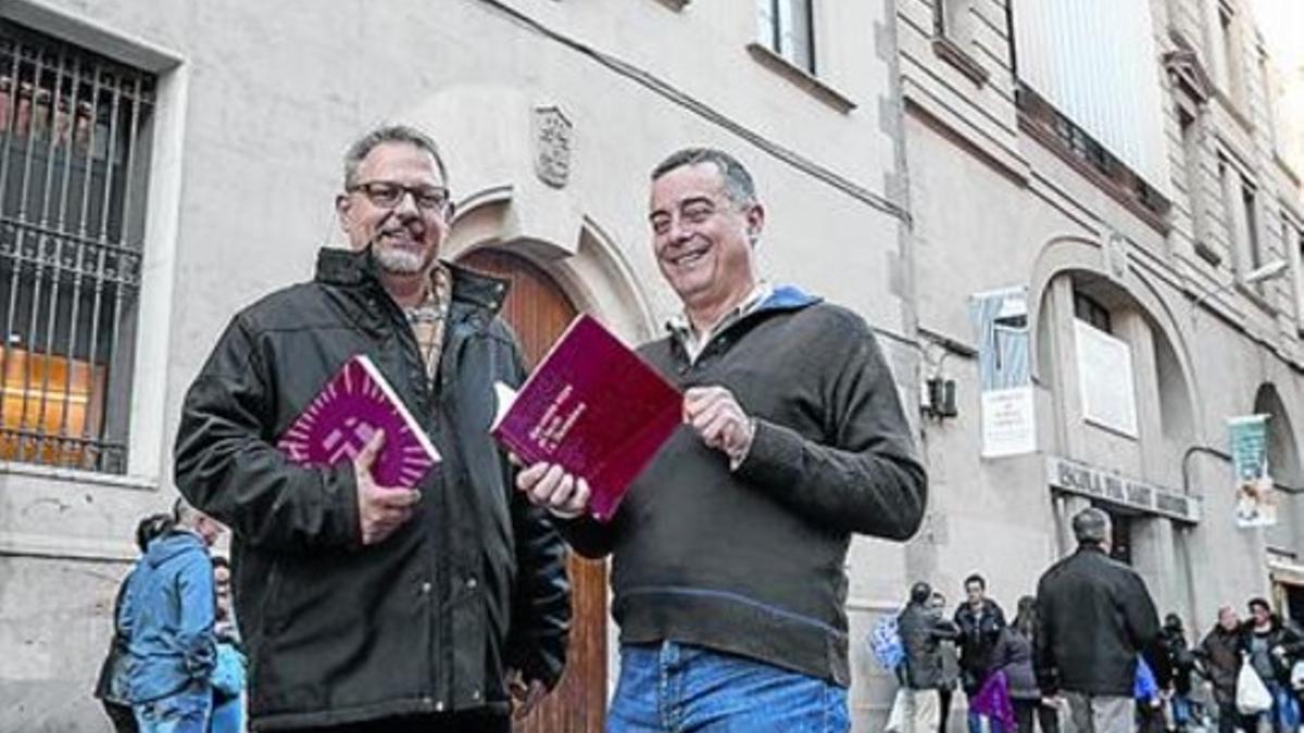 Coordinadores del libro 8 Canet y Fernández, junto a la Escola Pia.