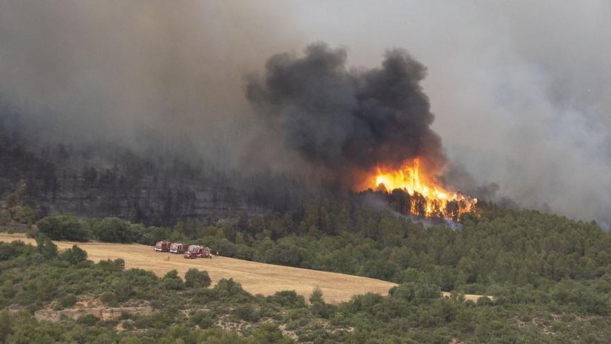 La ola de calor convierte el incendio de Lleida en el primer gran fuego forestal del verano en Cataluña