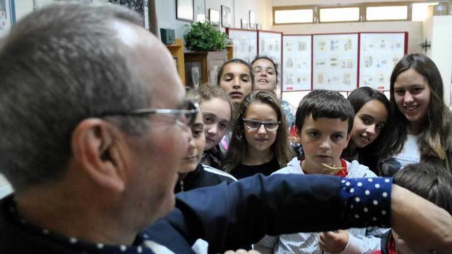 Domingo Fernández muestra un insecto palo a los escolares del José García Fernández.