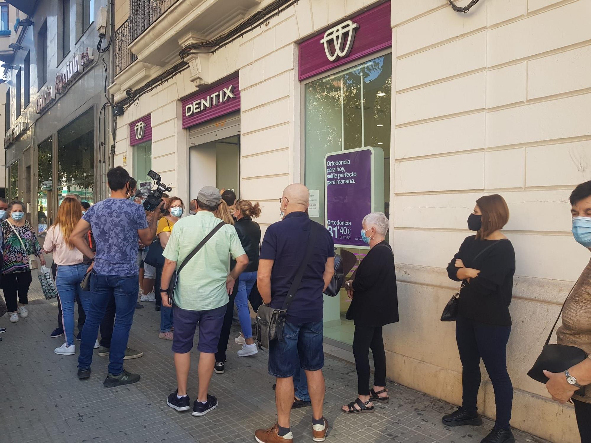 Quiebra de Dentix: Aluvión de protestas de pacientes afectados frente a la clínica de Avenidas